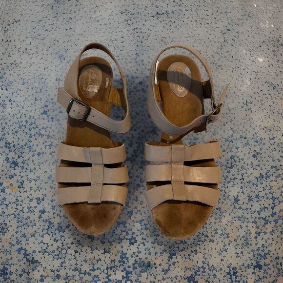 Clarks Caslynn Harp Wedge Sandal Women Size 9 Beige Leather Adjustable Strap - Picture 1 of 16